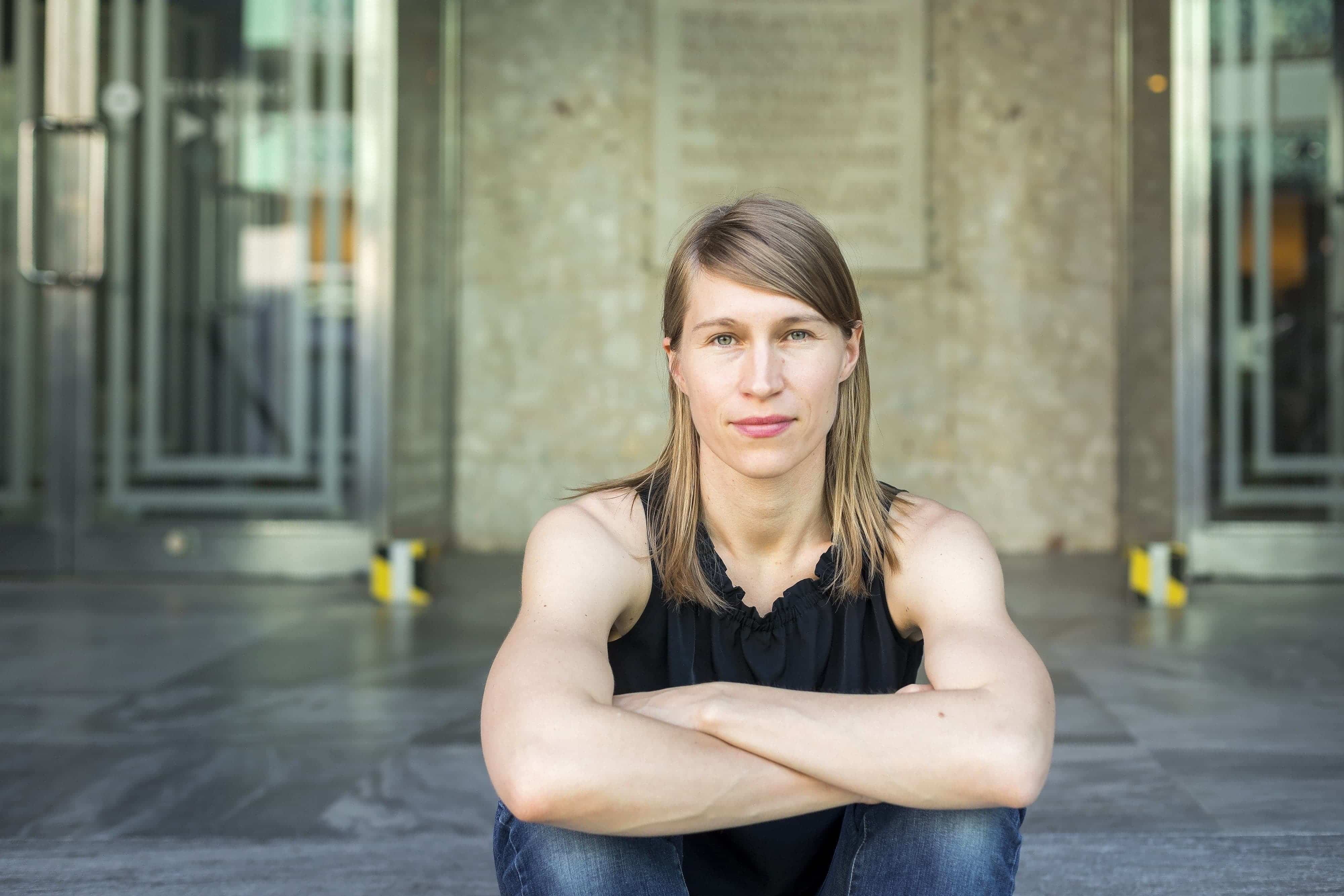 Portrait de Mette Ingvartsen assise bras croisés