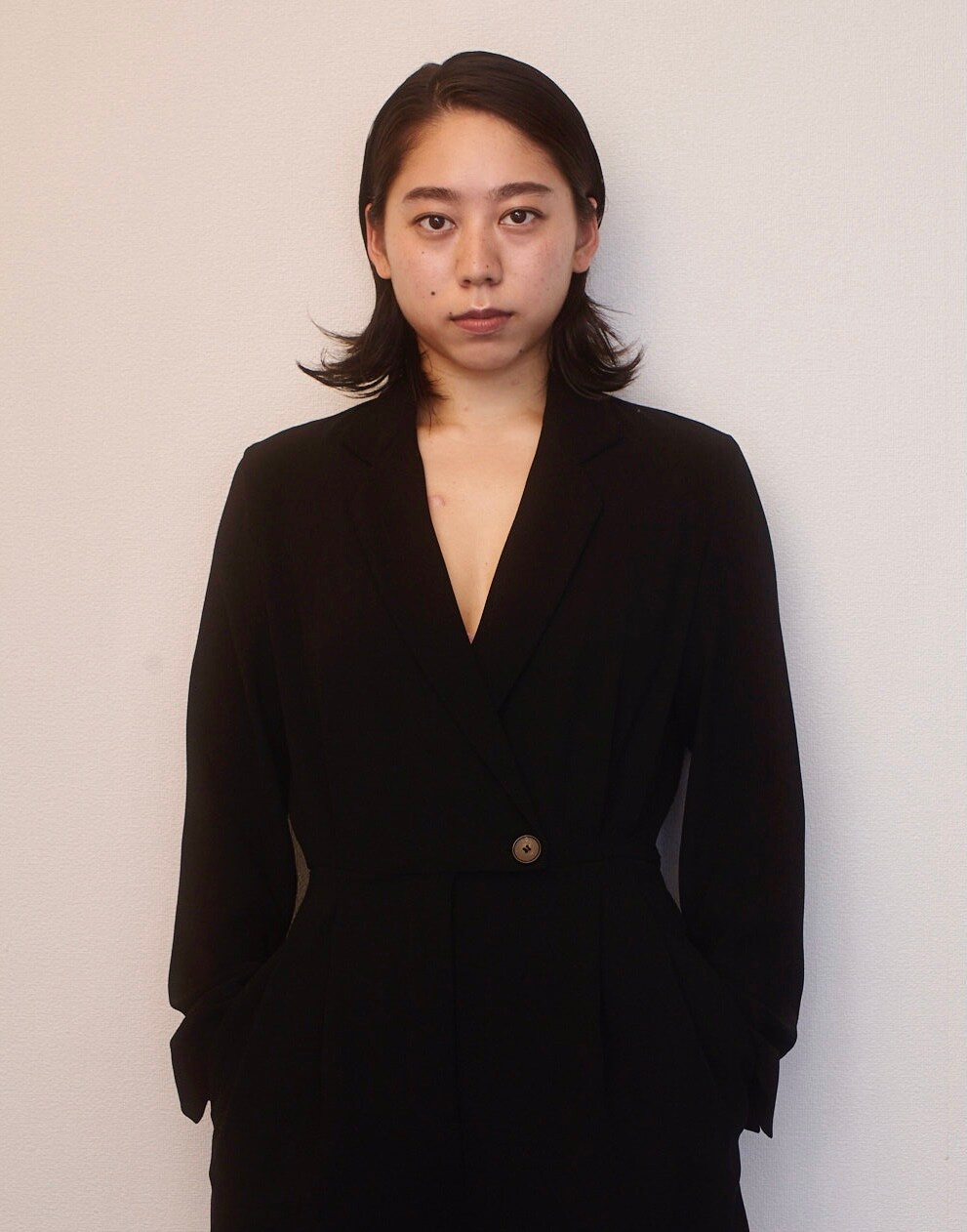 Portrait de Miwa Shibata en blazer noir, plan américain