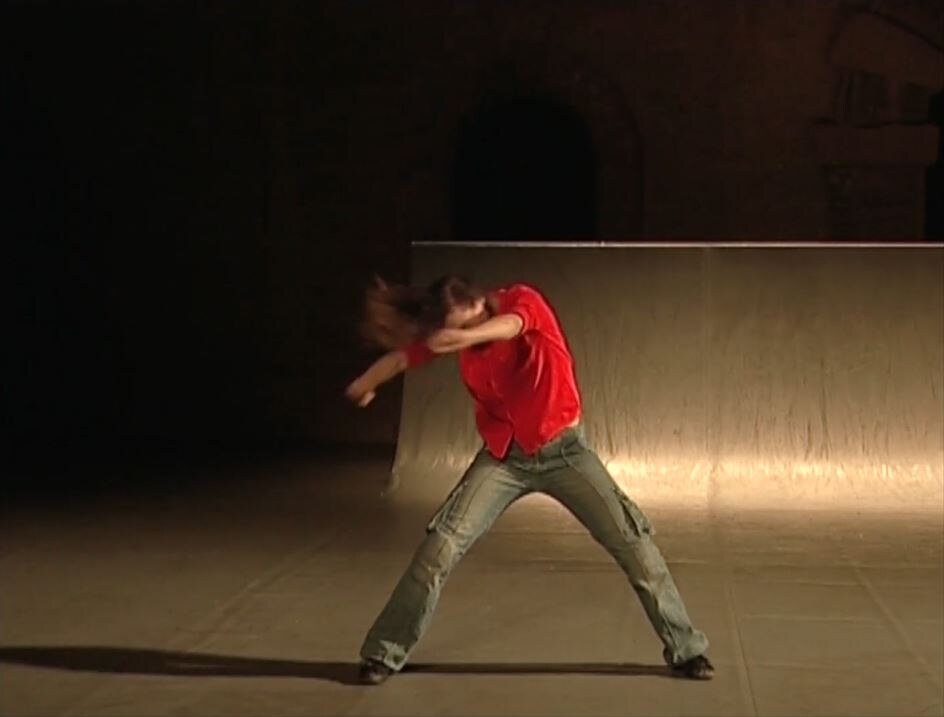 danseur bougant avec un t-shirt rouge 