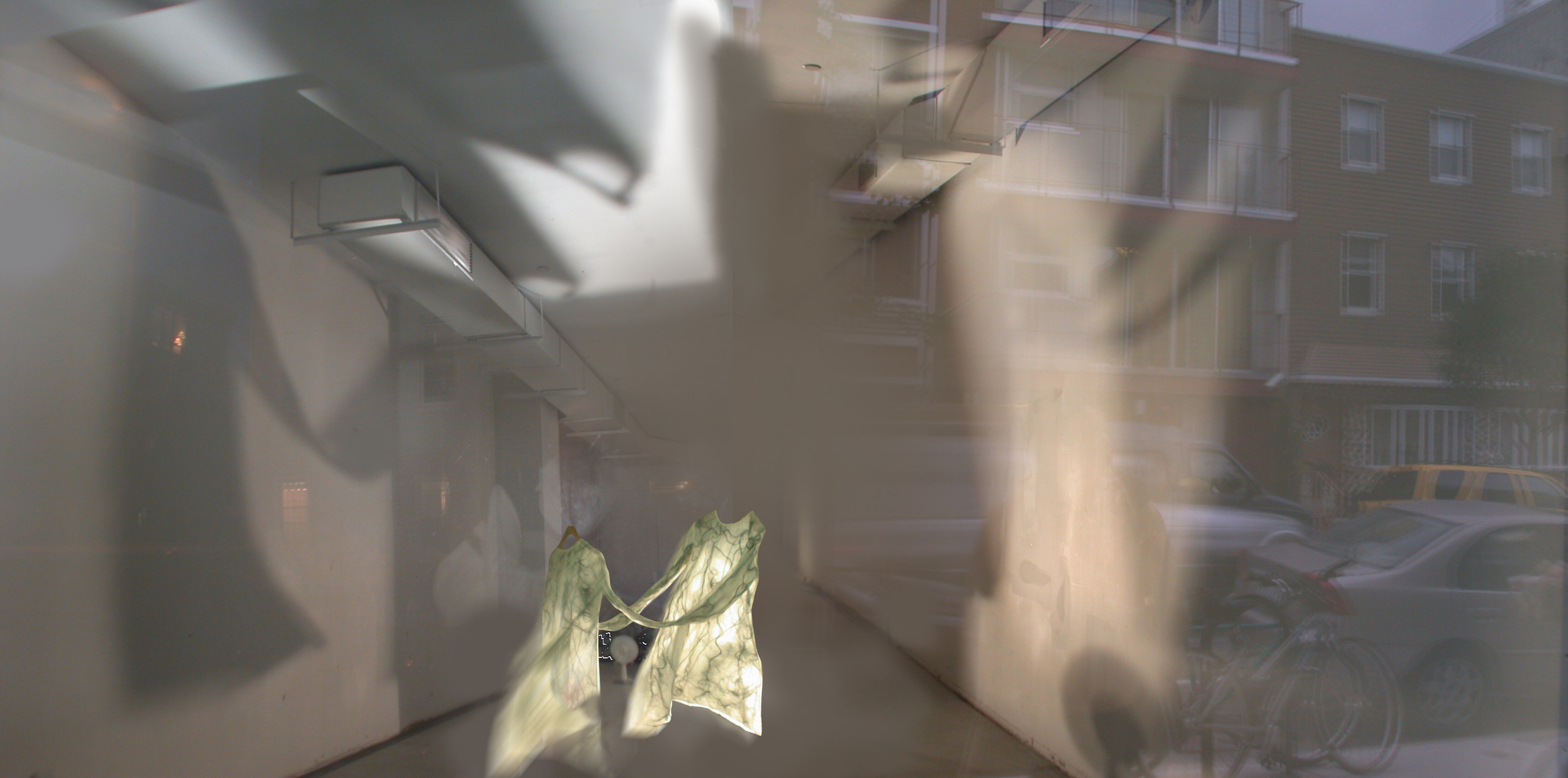 installation artistique de deux robes suspendues à des cintres dans un espace