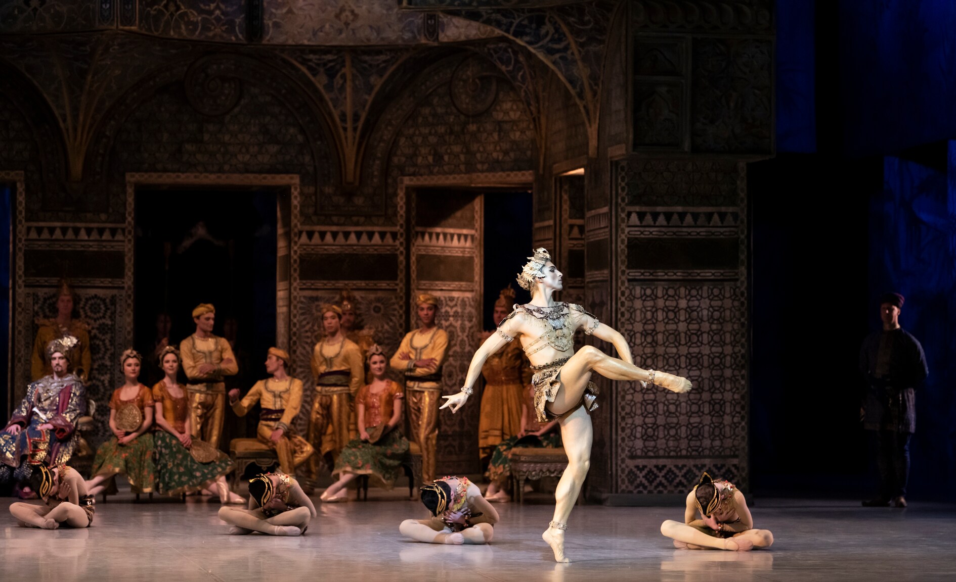 Marc Moreau dans le rôle de l'Idole dorée, entouré des interprètes de la Danse des enfants, acte II de La Bayadère, production de Rudolf Noureev, dans la mise en scène du Ballet de l'Opéra de Paris