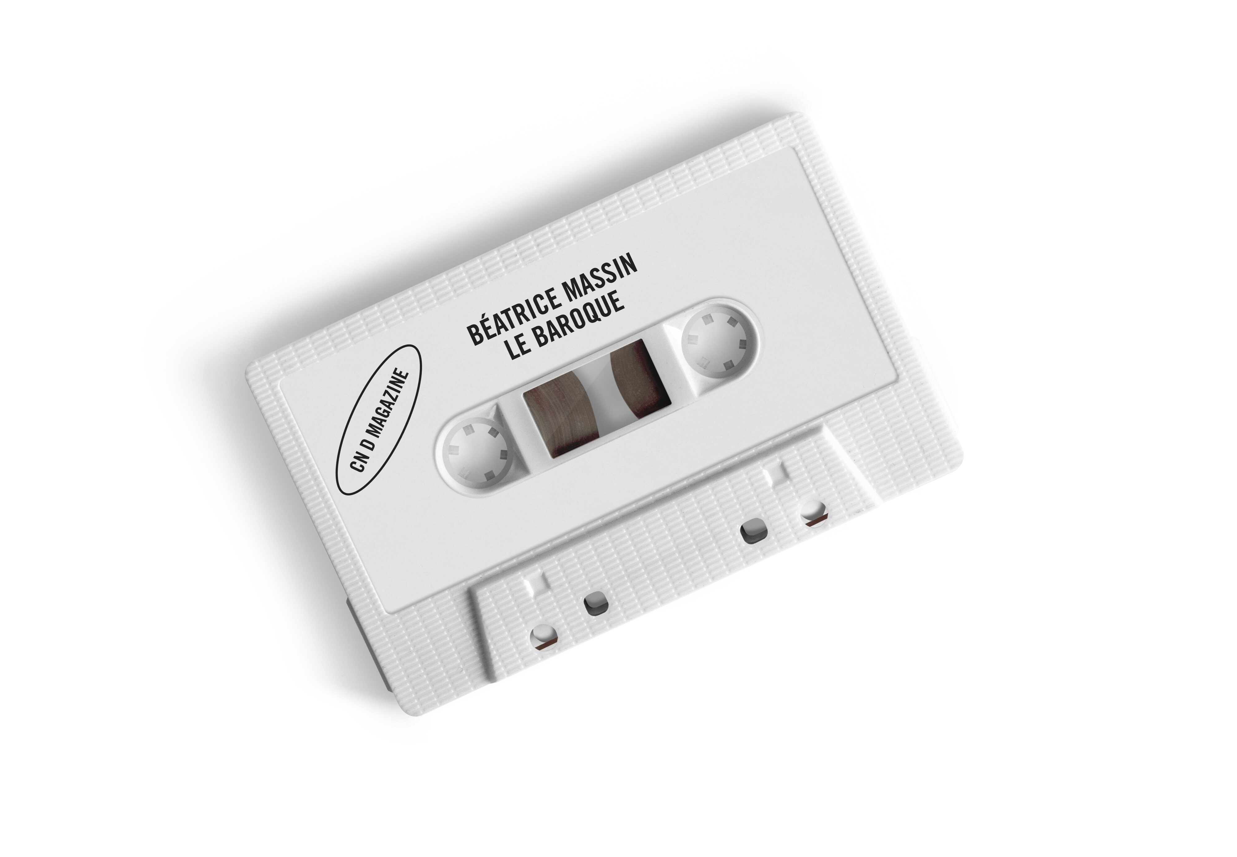 藍色背景下的一盒白色錄音帶，寫有Béatrice Massin的名字