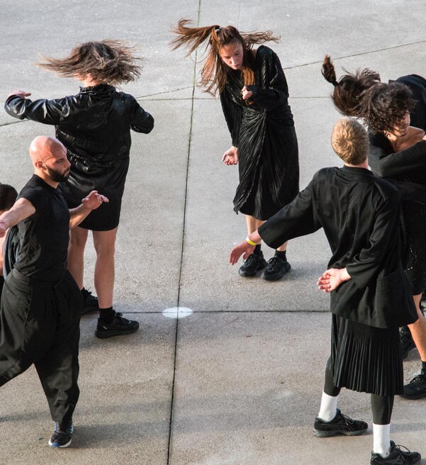 Danseurs vêtus de noir sur le parvis du Centre Pompidou-Metz