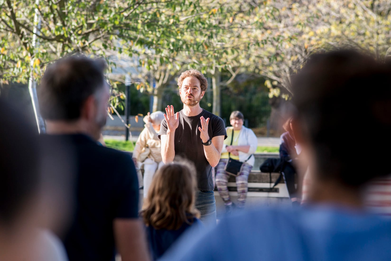 Boris Charmatz animant un atelier face au public