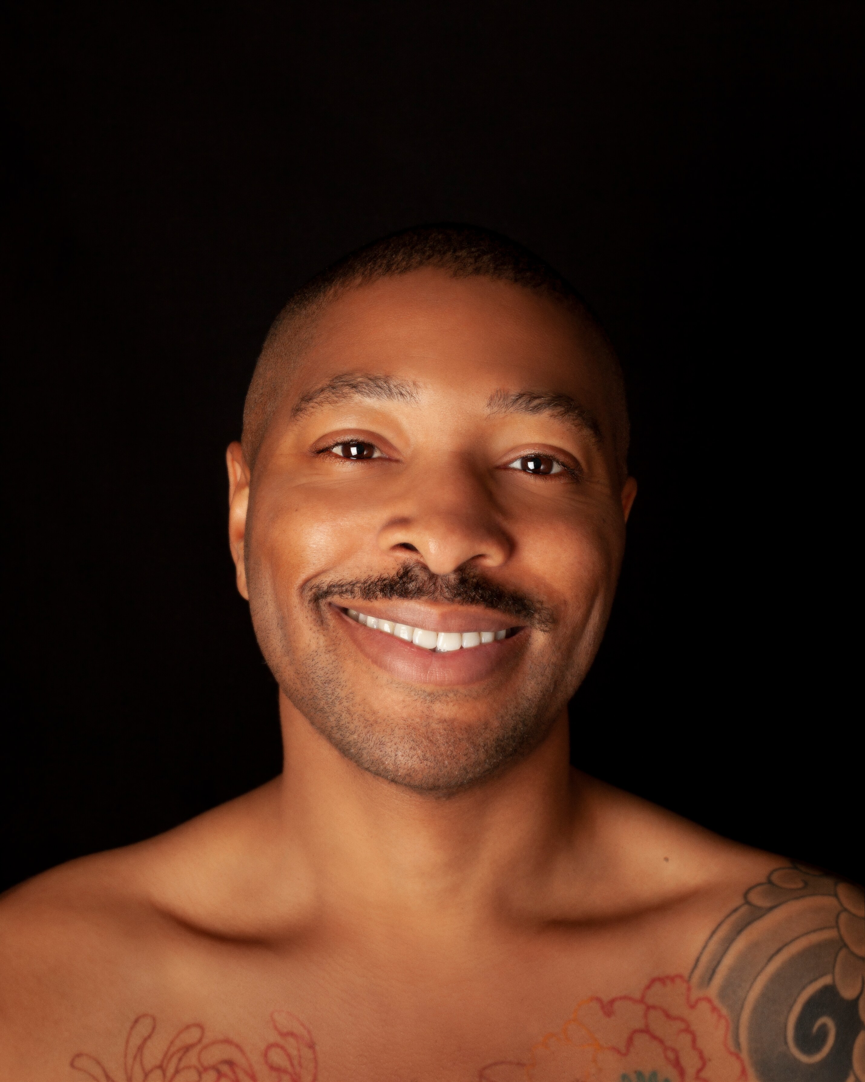 portrait de Kyle Abraham souriant