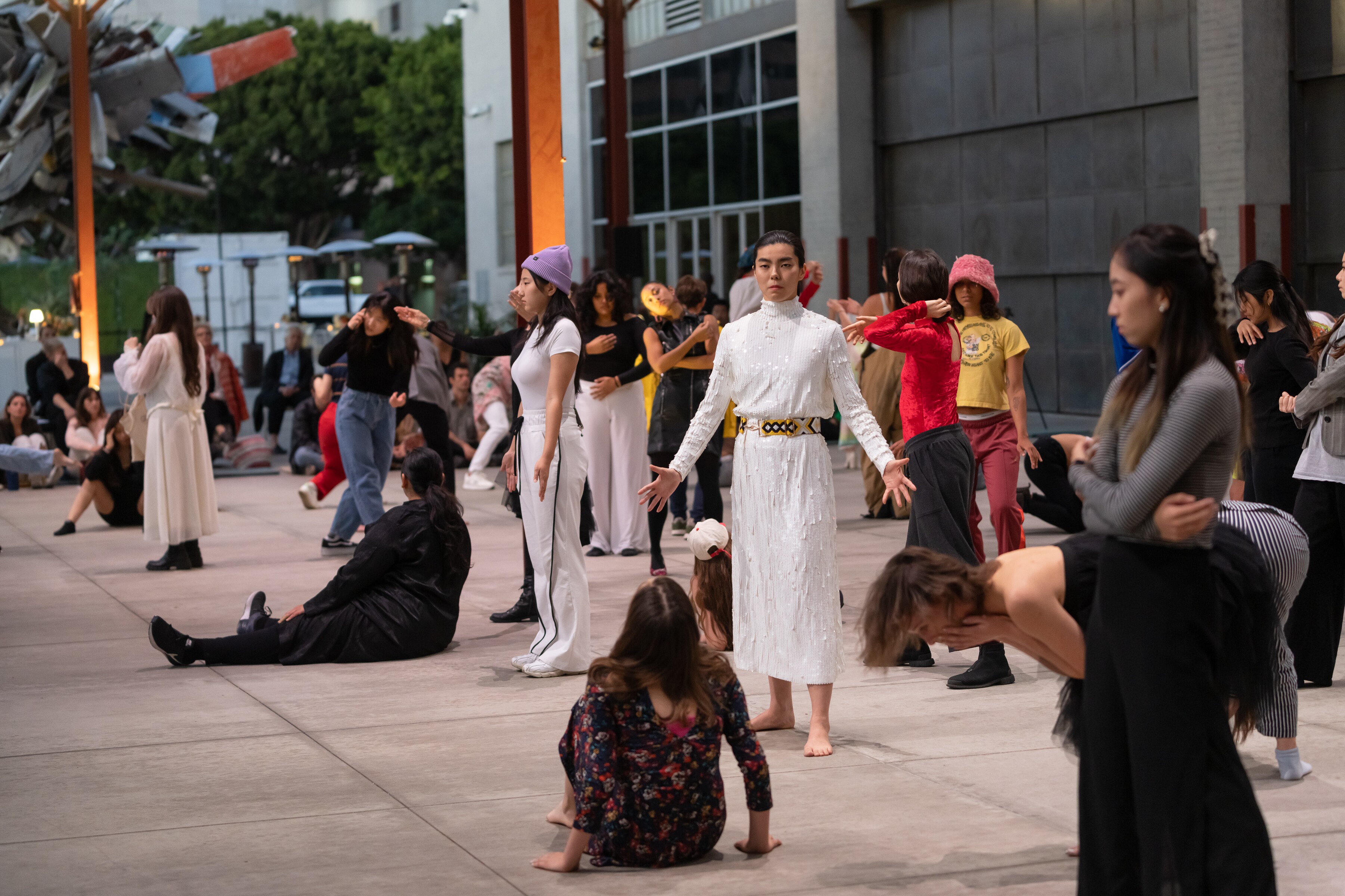 danseurs interpretant Slow Show sur le parvis du MOCA à Los Angeles