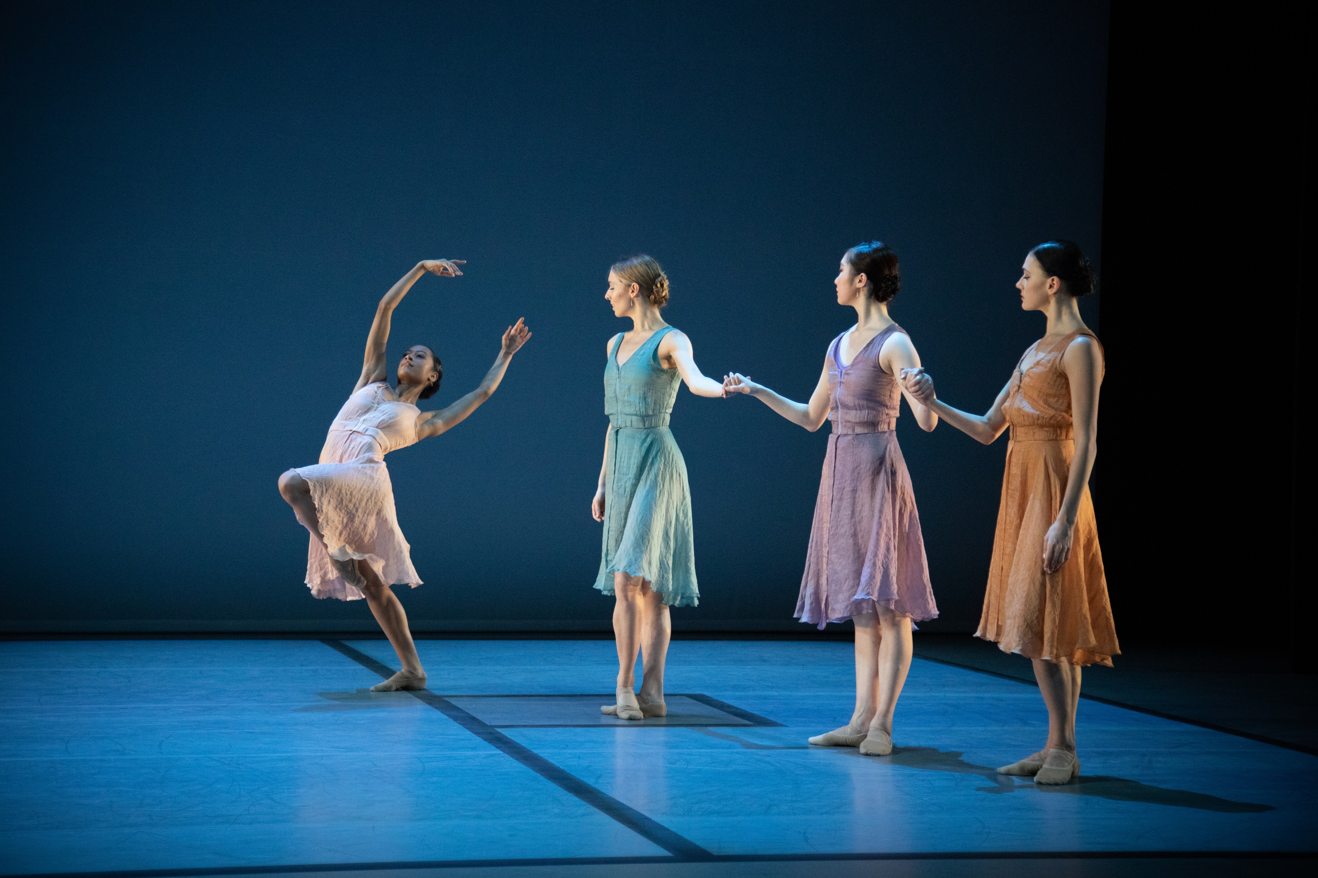 Artistes du Royal Ballet dans Everyone Keeps Me de Pam Tanowitz.