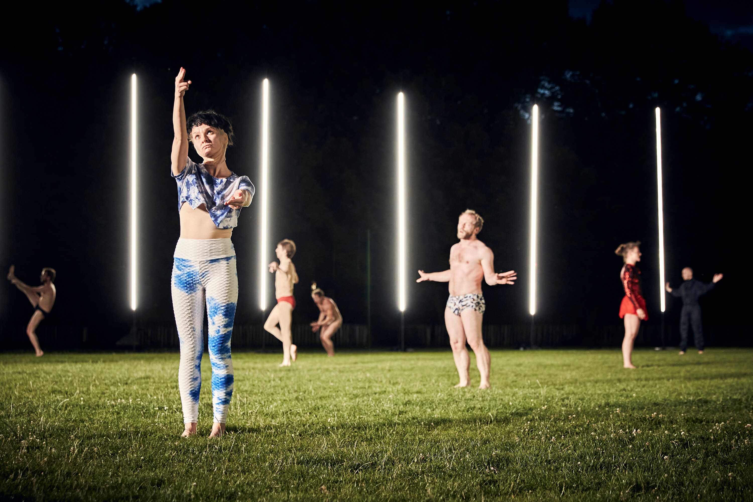 Dancers of 10000 gestures by Boris Charmatz on lawn