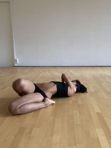 Danseuse alongée sur le sol