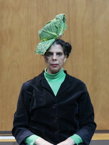 Femme avec un choux sur la tête