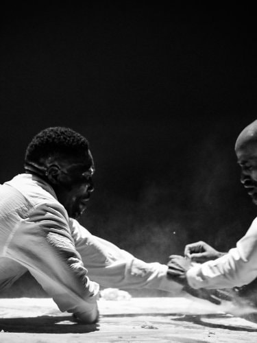 Deux hommes en chemises blanches à une table, photo en noir et blanc.