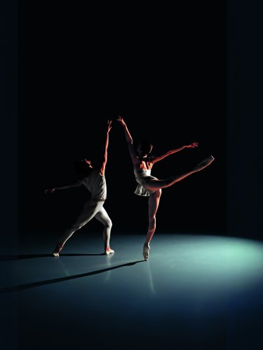 danseuse sur pointe avec un danseurs en fente, tous deux en justaucorps blanc