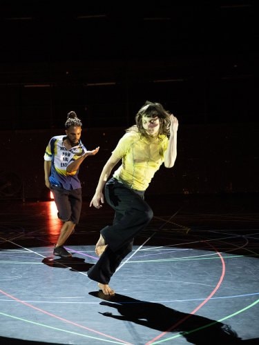 groupe de danseurs dans la même position, dans un saut sur une jambe