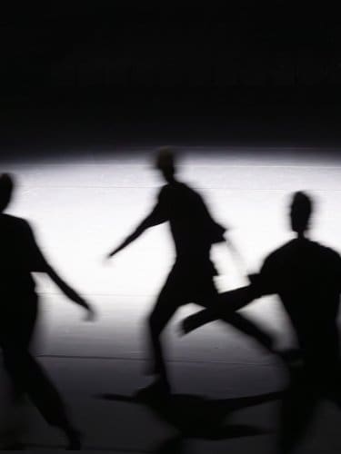 image vaporeuse de danseurs en mouvement en cercle 