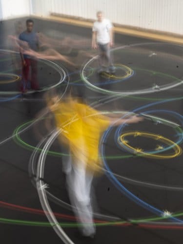 Personnes en mouvement créant des traînées lumineuses colorées