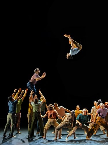 Porté de groupe avec une danseuse exécutant un salto