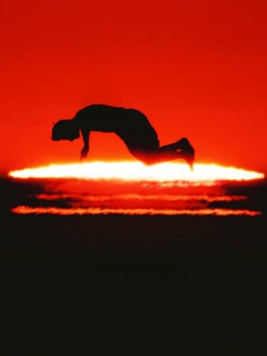 une silhouette dans un halo rouge 