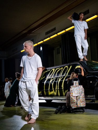 danseurs sur scène devant une voiture