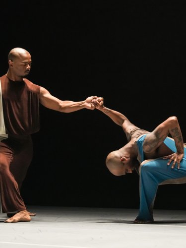 duo de danseurs : l'un debout tenant la main de l'autre en fente 