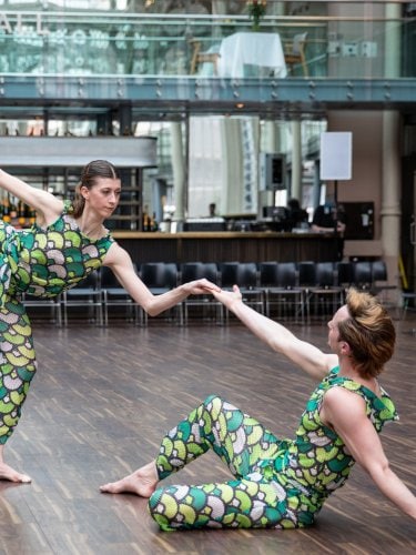 duo de danseurs en salle de répétition