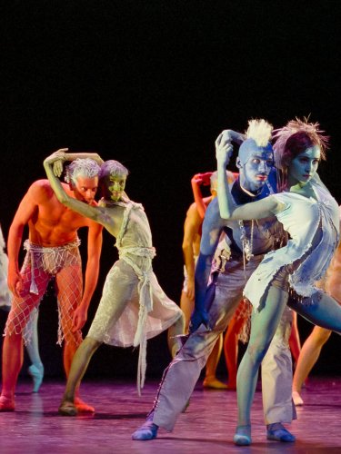 groupe de danseurs recouverts de peinture colorée