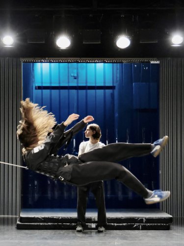 une danseuse tirée vers l'arrière par une corde, une autre debout derrière elle 