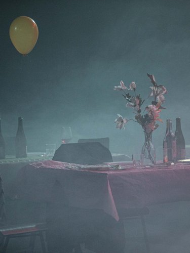 table de repas dressée dans une atmosphère brumeuse, ton bleu et rouge