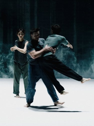 3 dancers in a misty atmosphere, in blue, white floor