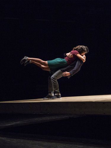 Un couple danse en s'enlaçant. 	