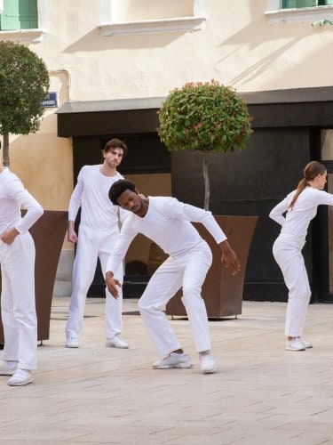 Danseurs en costume blanc dans un jardin