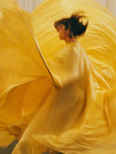 danseuse en mouvement dans un costume jaune