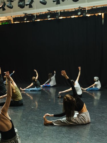 Danseurs au sol faisant des étirements. 