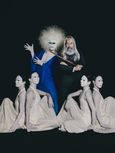 Danseuses assises au sol, surplombées par un  homme avec un archer de violon