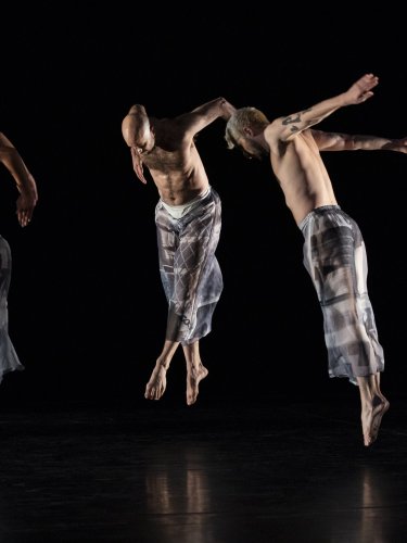 danseuses en mouvement dans un costume gris