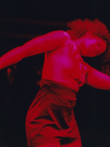 Danseuse dans une lumière rouge