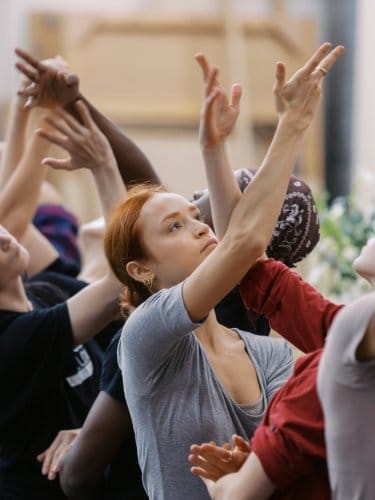Danseurs les bras en l'air