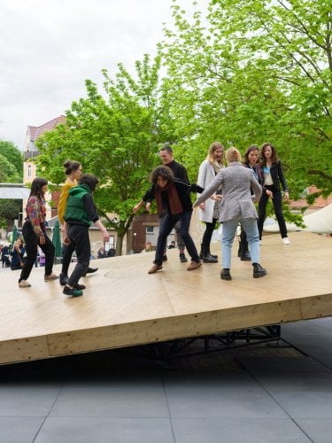 Danseurs sur une grande plaque de bois
