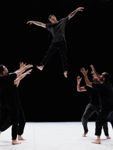 Danseurs qui font des sauts accrobatiques