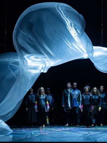 danseurs sous un tissu transparent