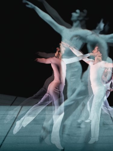 Danseurs qui font des sauts