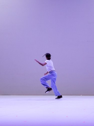 Danseuse sautant sur la scène