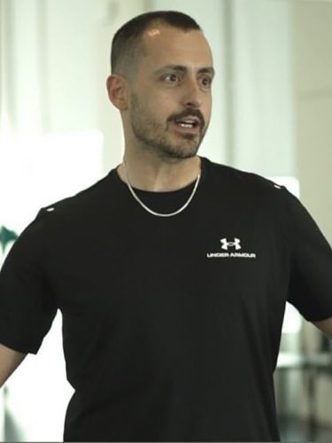 Professeur de danse donnant un cours