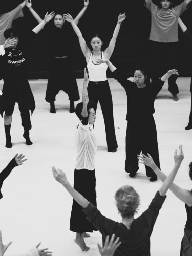 Danseurs en ateliers les bras levés