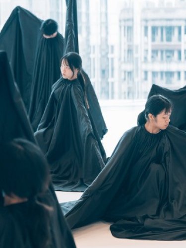 danseuses avec de grandes robes noires