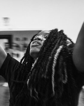 danseuse levant les bras, photo en noir et blanc