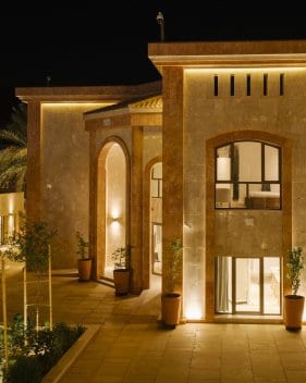 Vue extérieure du bâtiment de la Villa Hegra de nuit