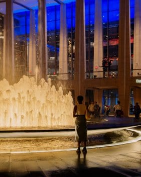 l'extérieur du bâtiment de nuit