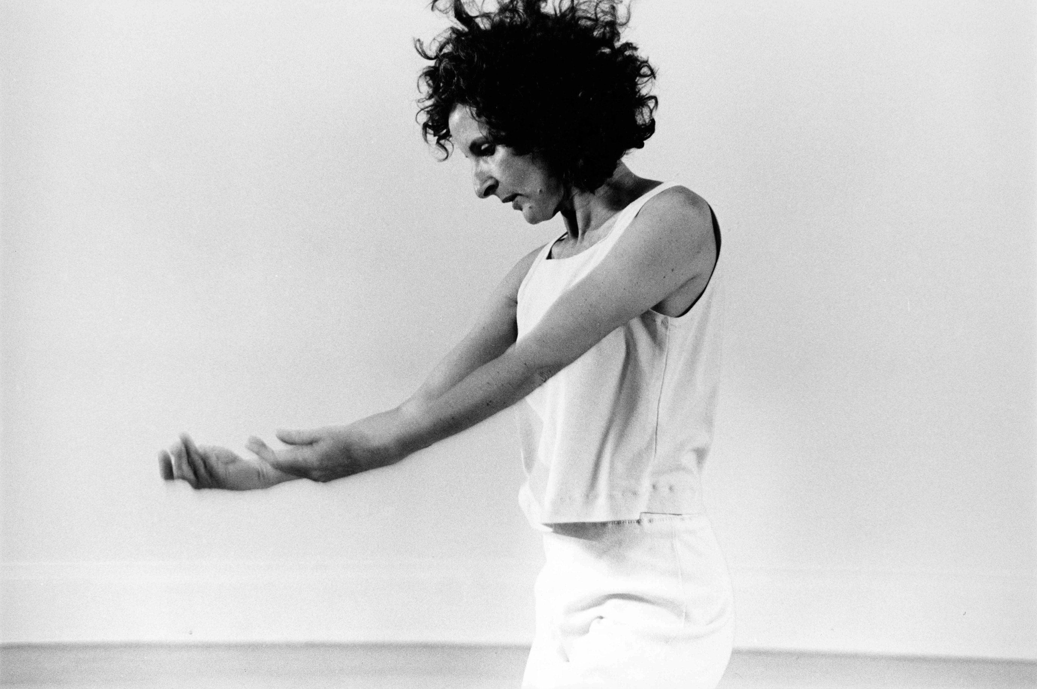 Portrait de Trisha Brown dansant en noir et blanc 