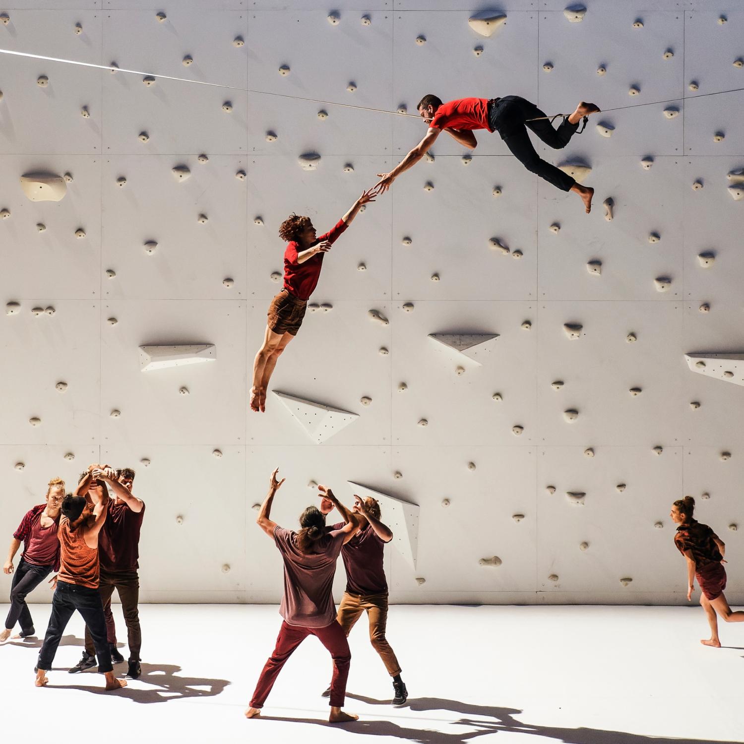 Danseur dans les airs dans corps extrêmes de Rachid Ouramdane 