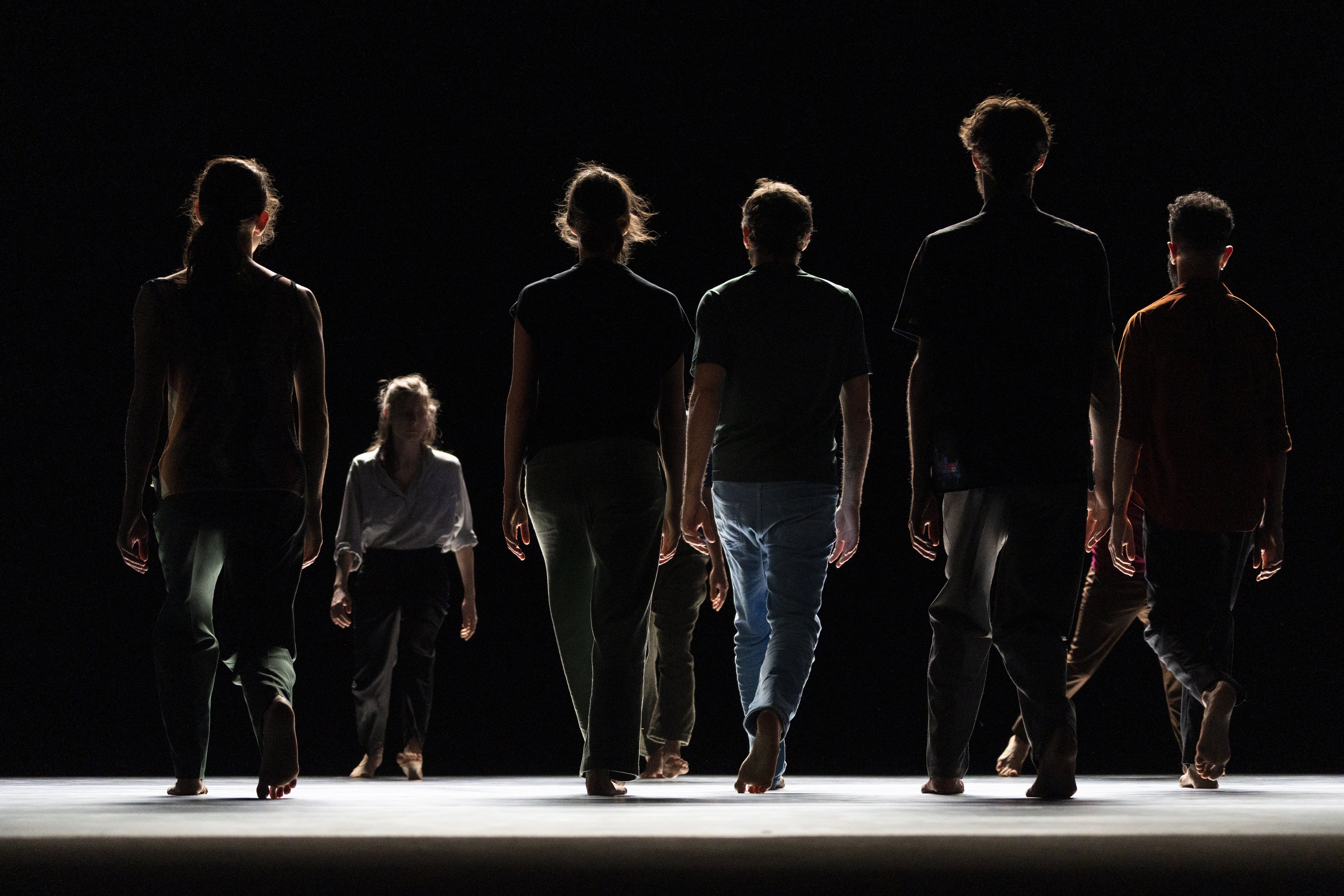 Dancers between light and shadows